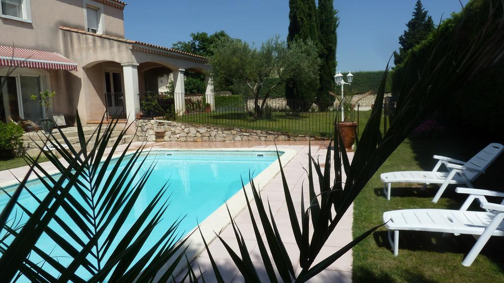 Les Chambres D'Hotes D'Eloise, Piscine Privee Aramon Exterior foto